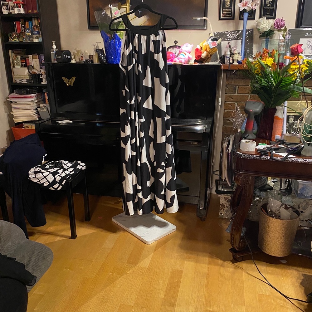 Black & White Abstract Halter Maxi Dress - Picture 2 of 4